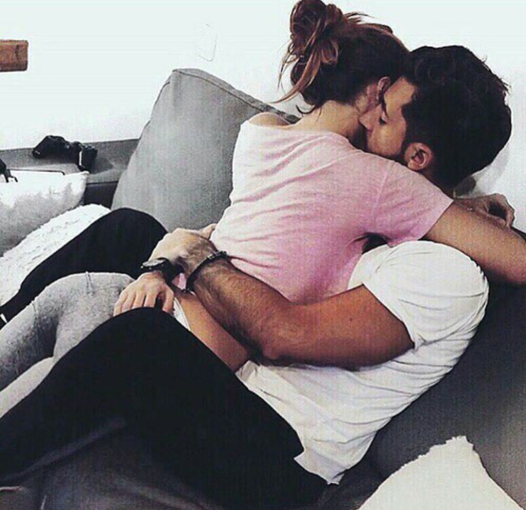 Лежат в обнимку