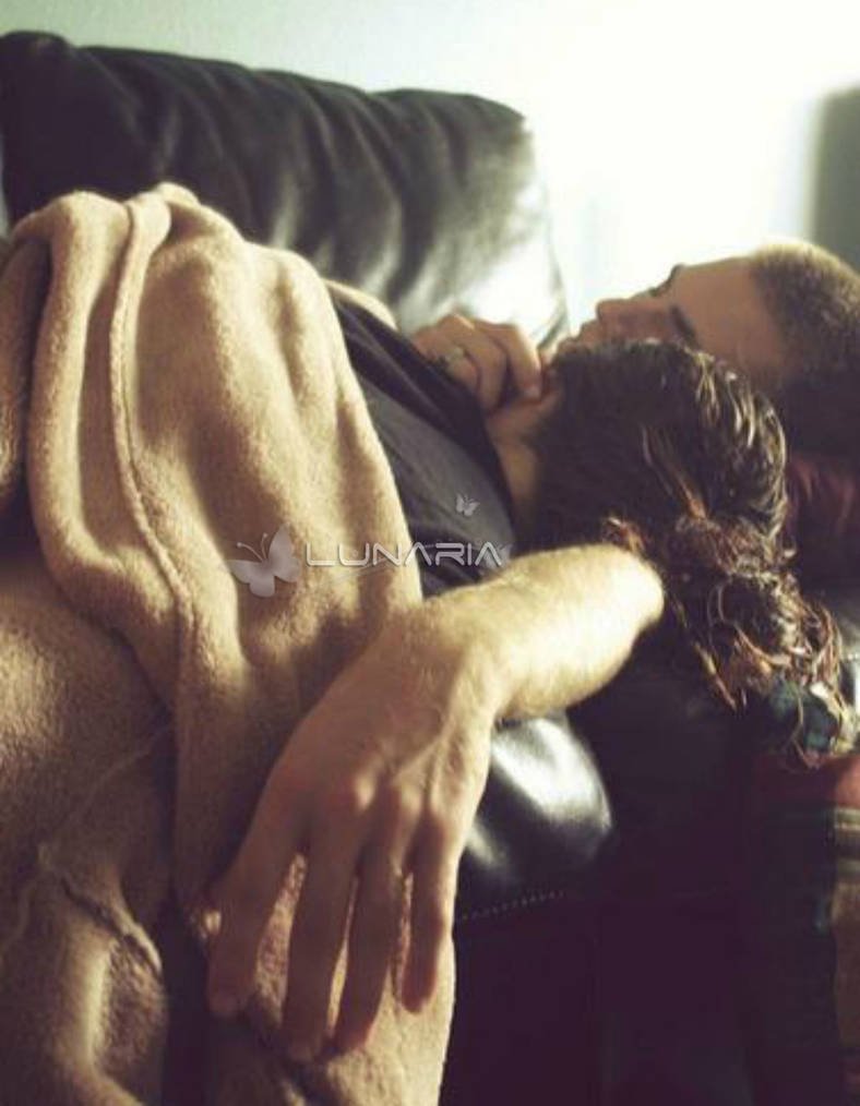 Парень с девушкой в обнимку