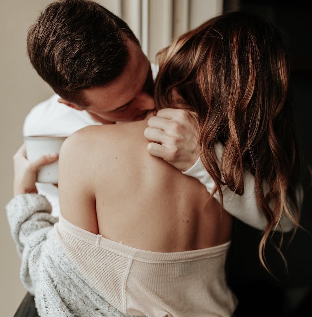 Он обнимает ее