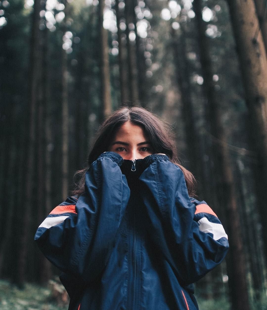 Селфи в лесу девушки