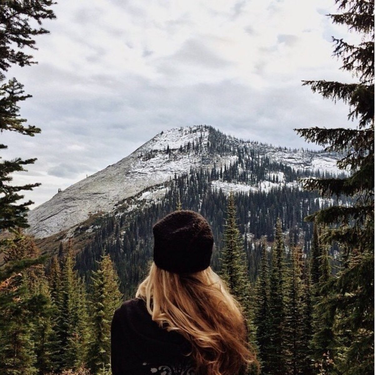 Девушка в лесу со спины