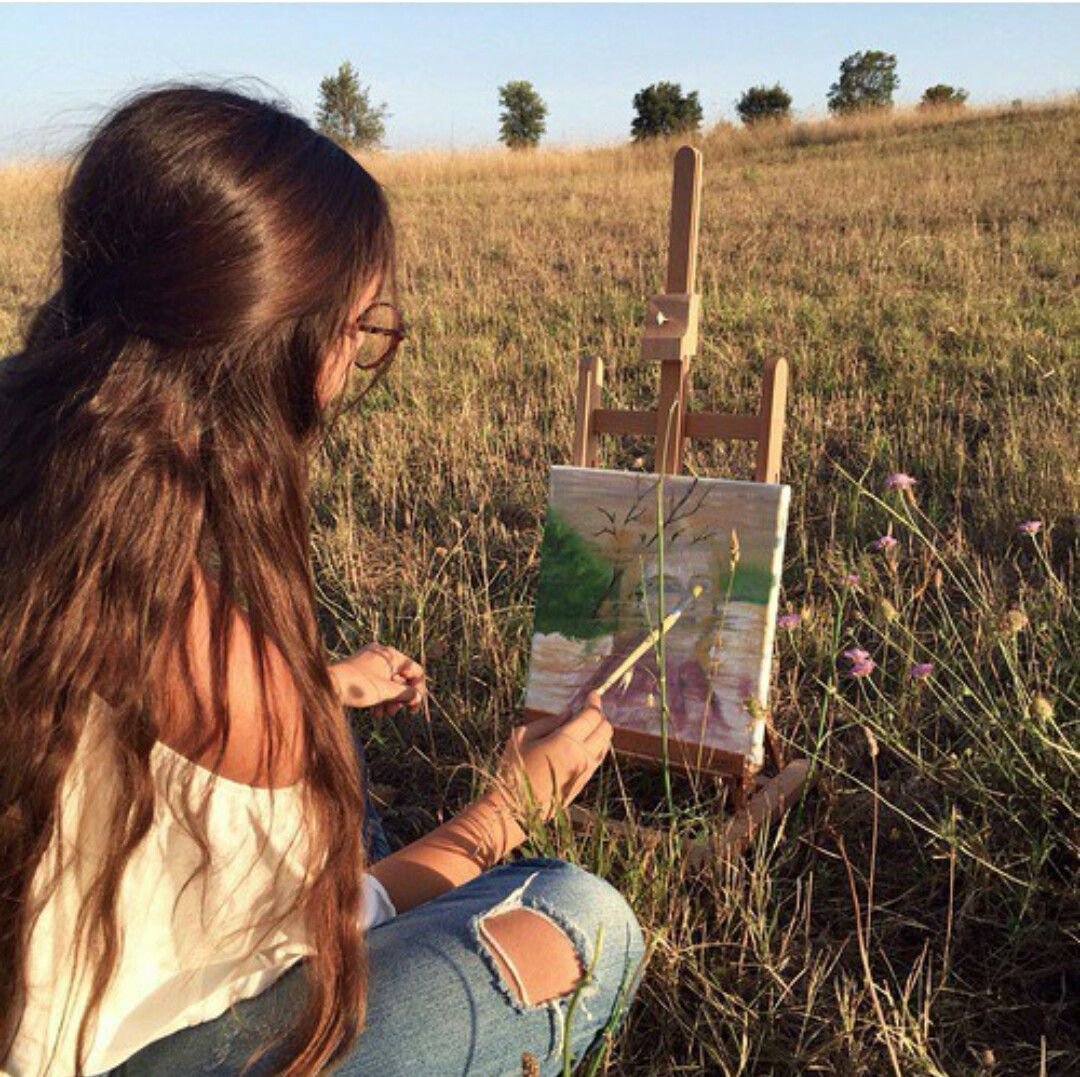 Девушка с мольбертом на природе