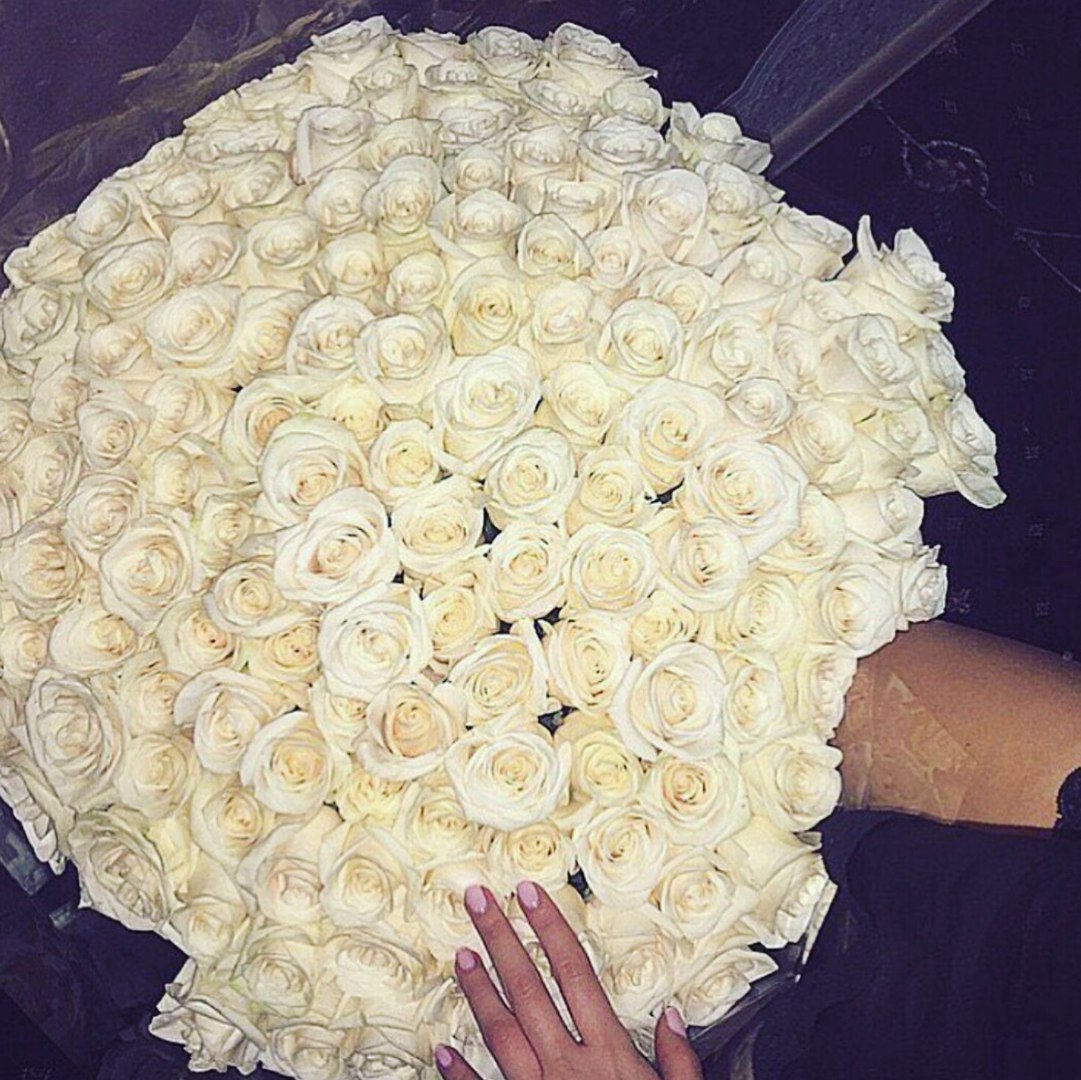 Девушка с большим букетом белых роз