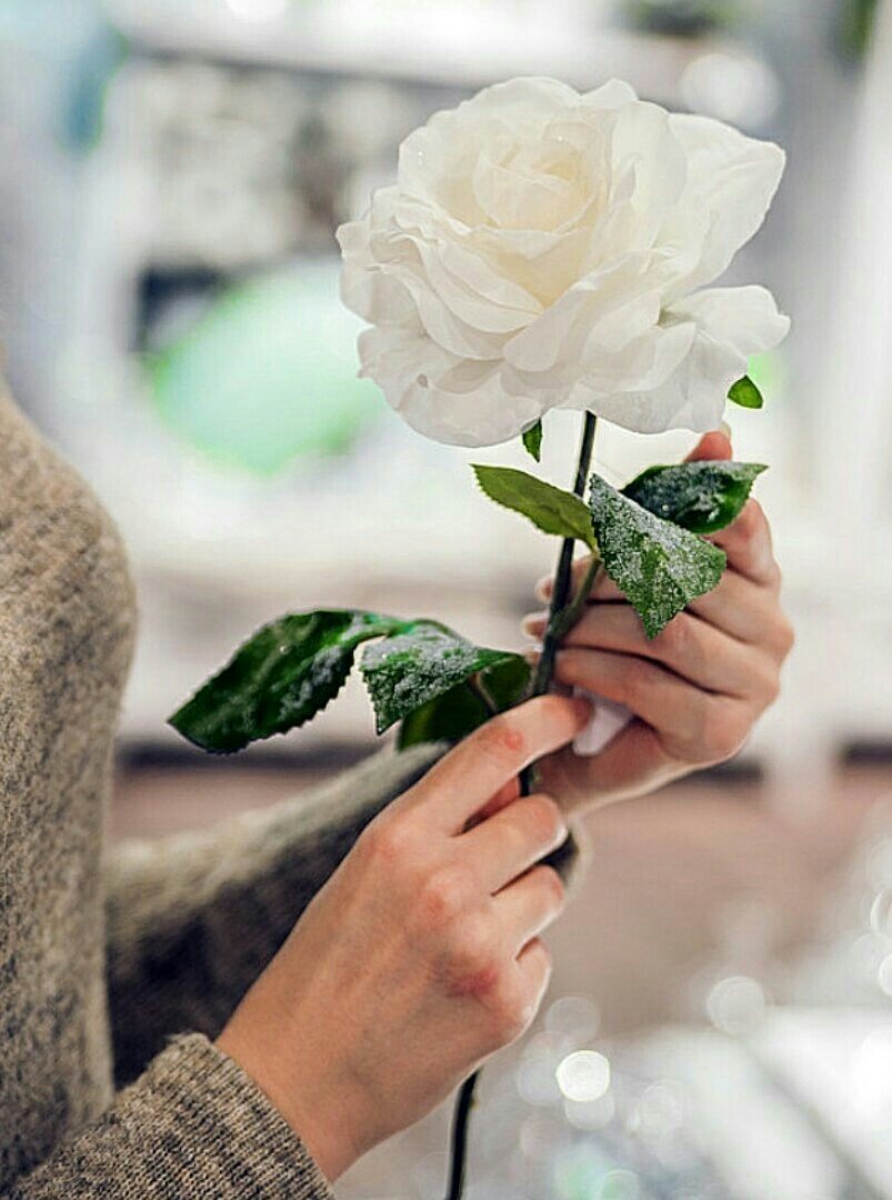 Цветок на руку.