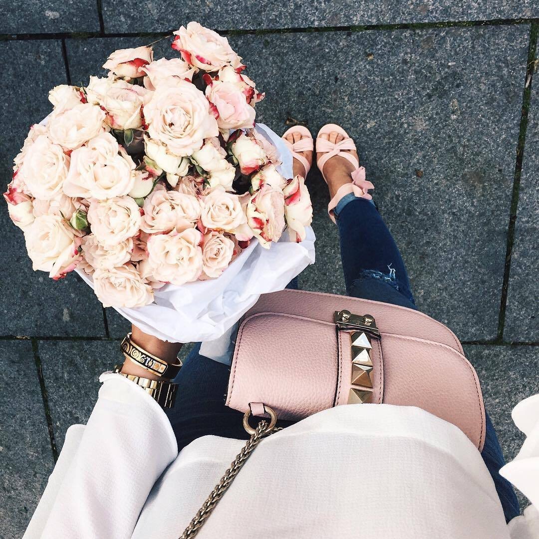 Девушка с букетом без лица