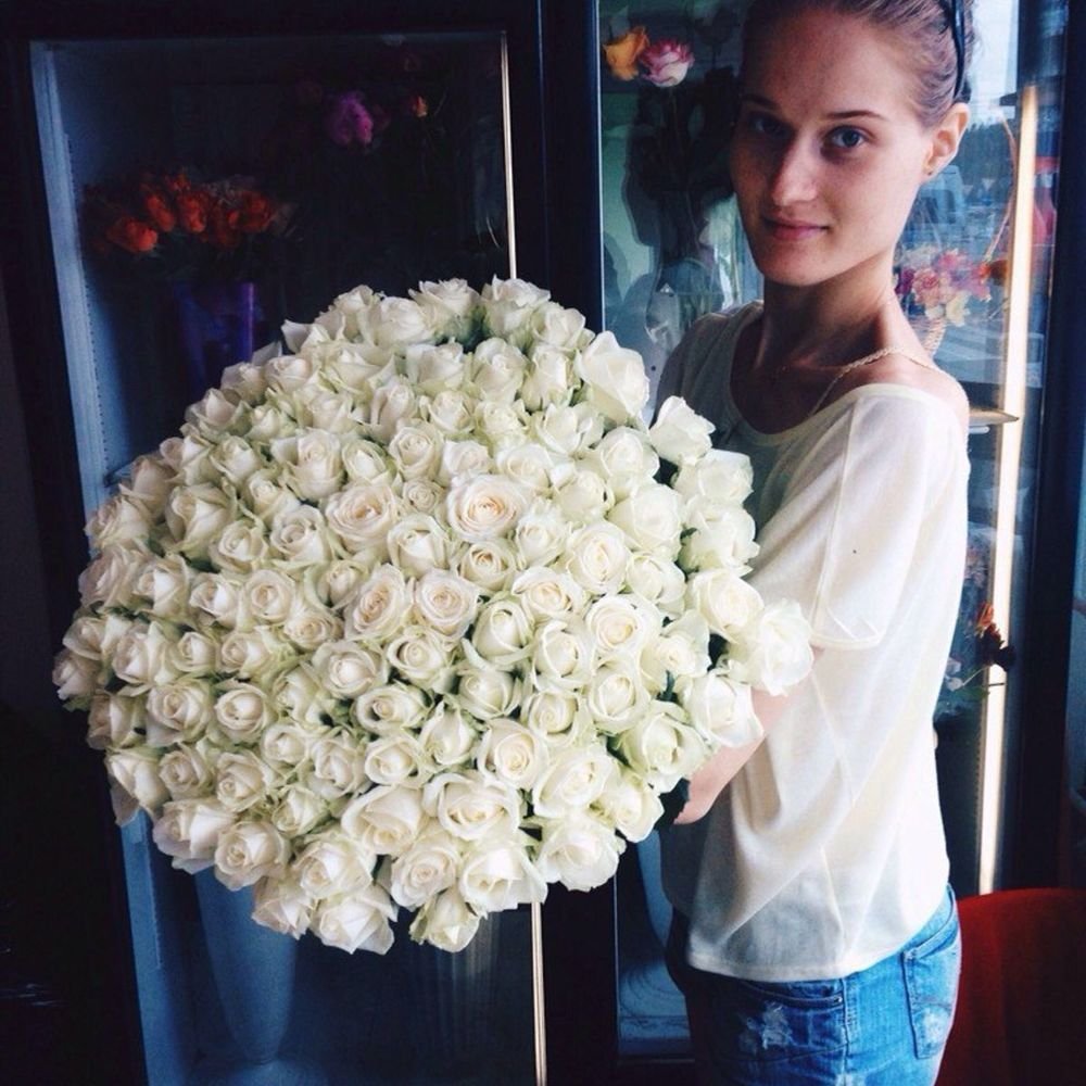 Девушка с букетом белых роз