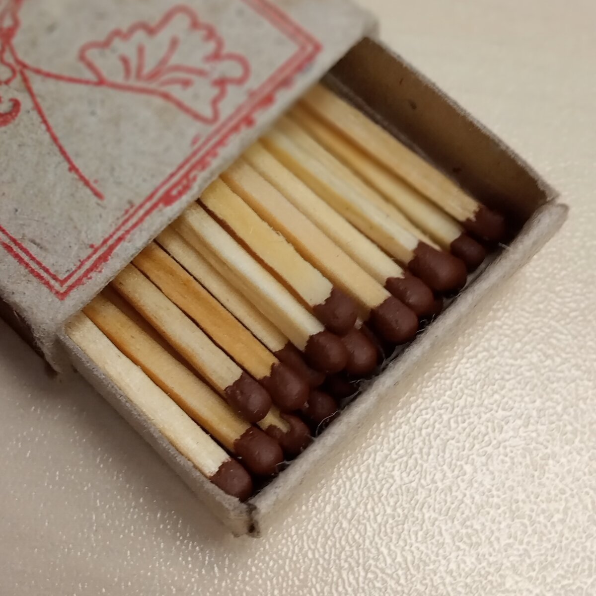 Горящий коробок спичек