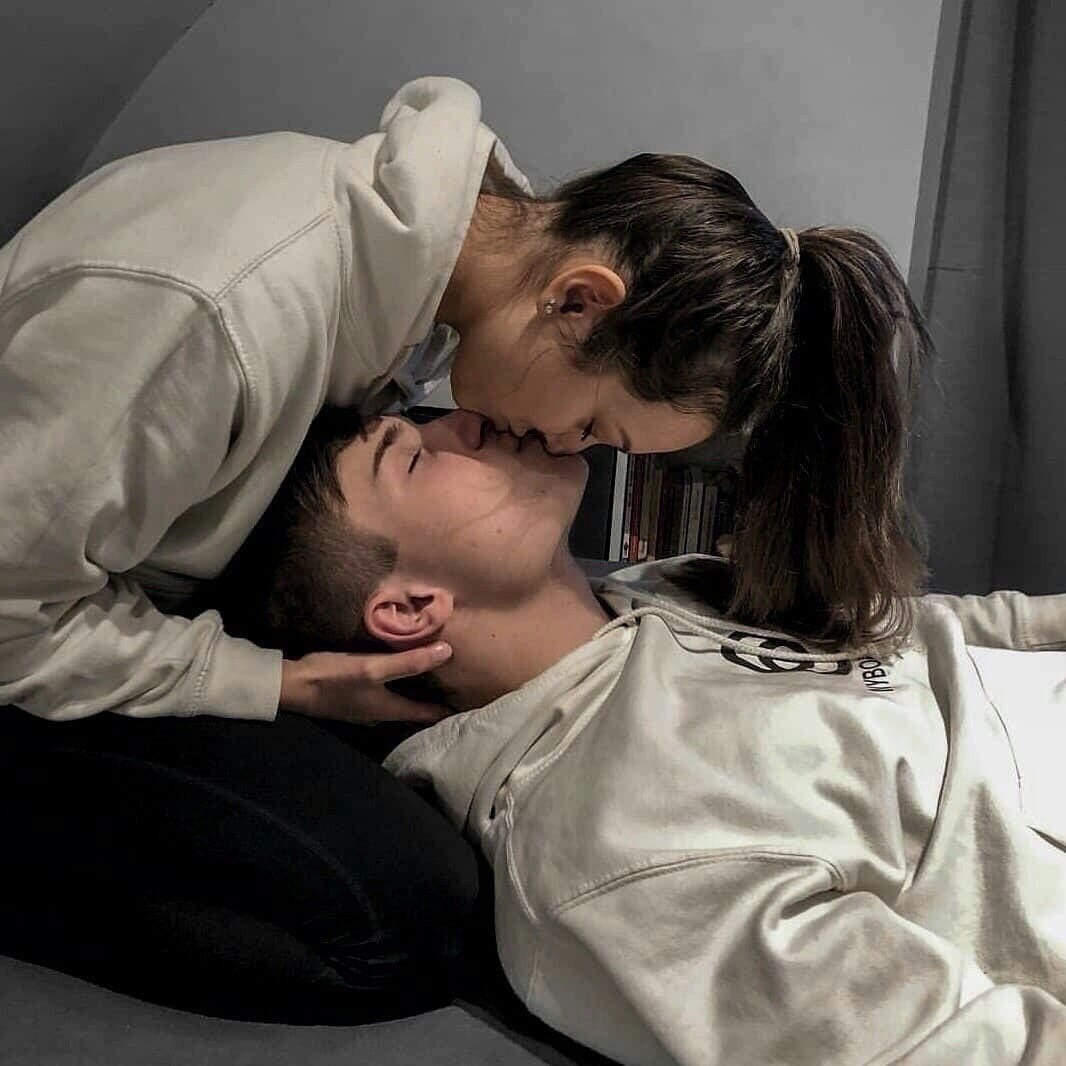 Поцелуй с блондинкой