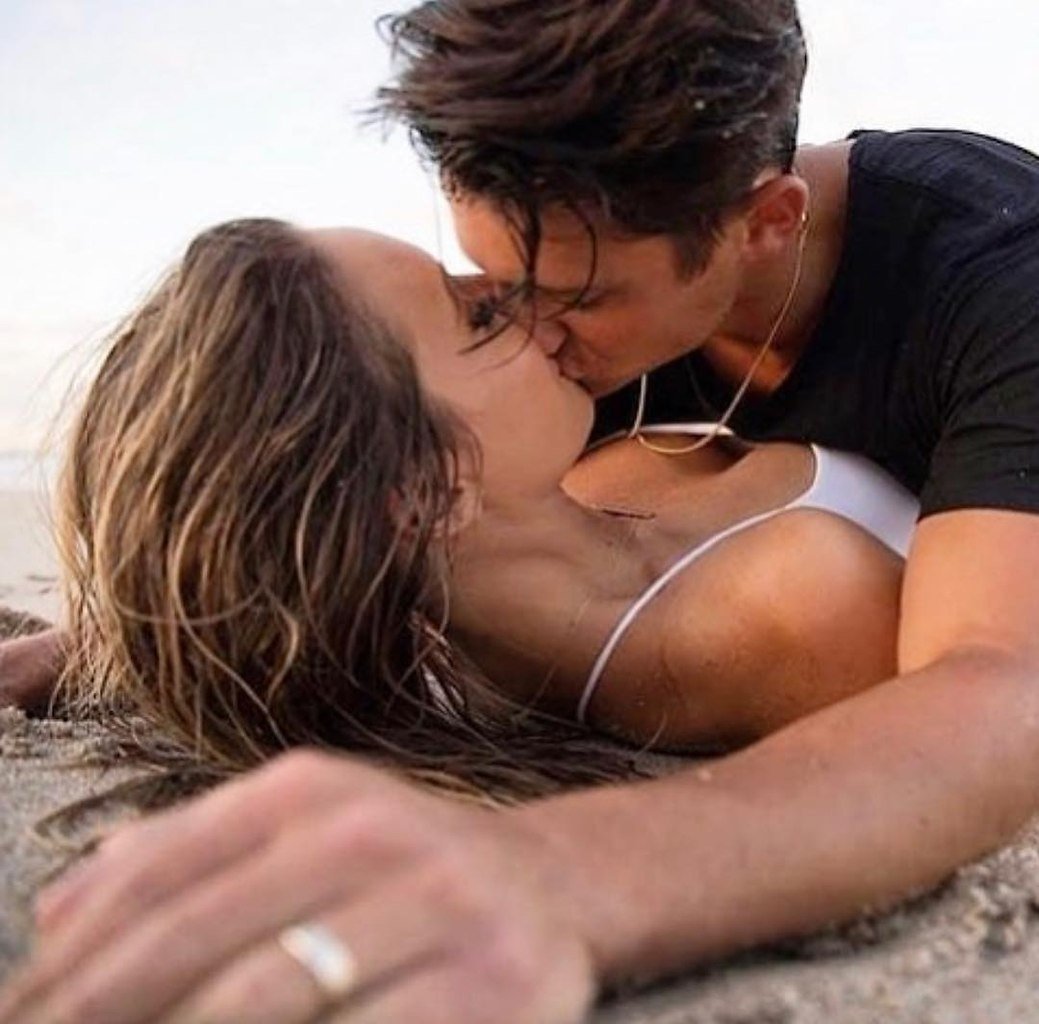 Поцелуй с блондинкой