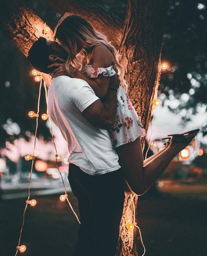 Влюбленная пара на море