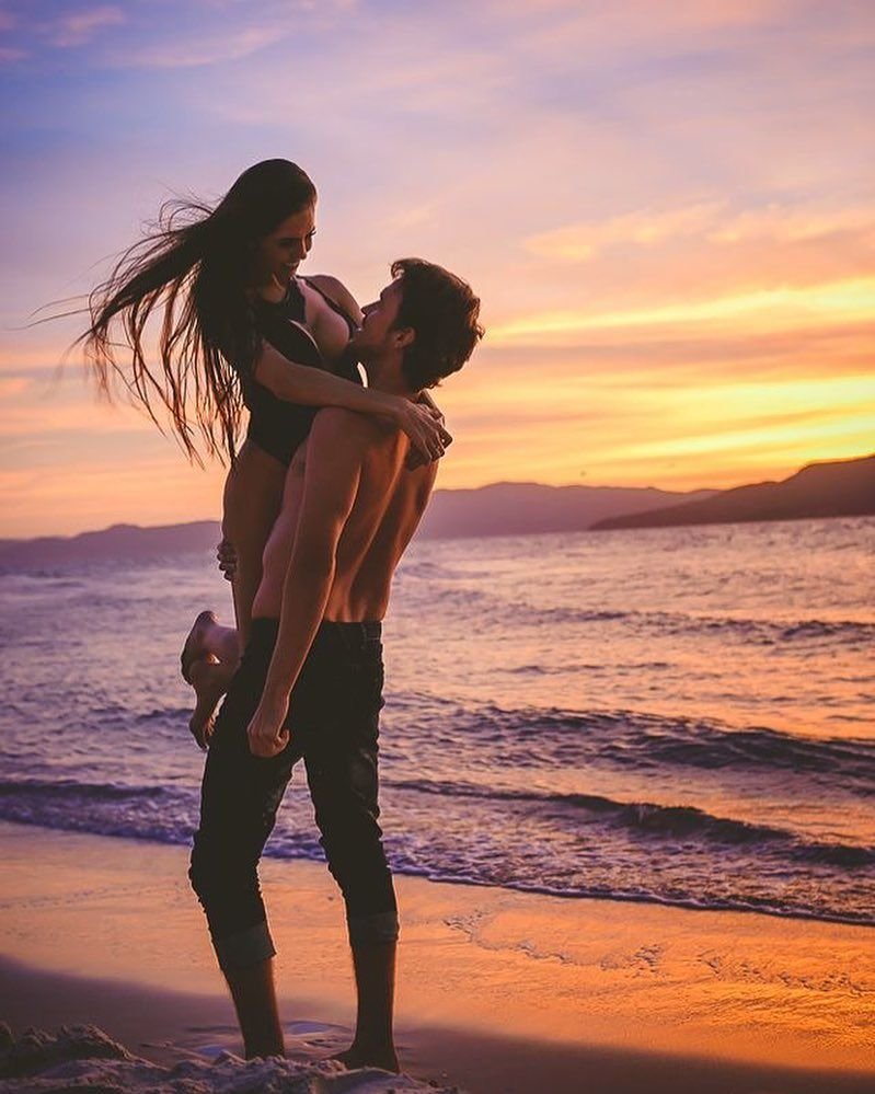 Девушка и парень вваде