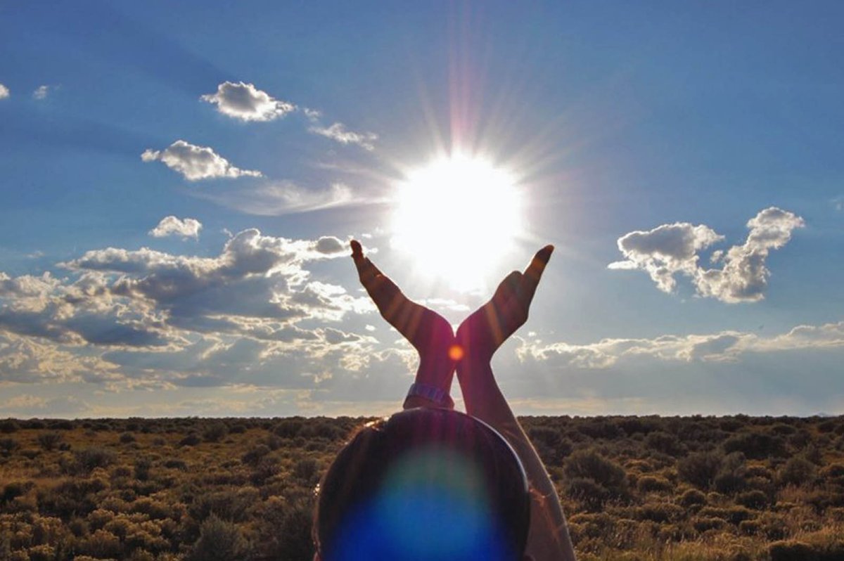 Девушка медитирует в горах