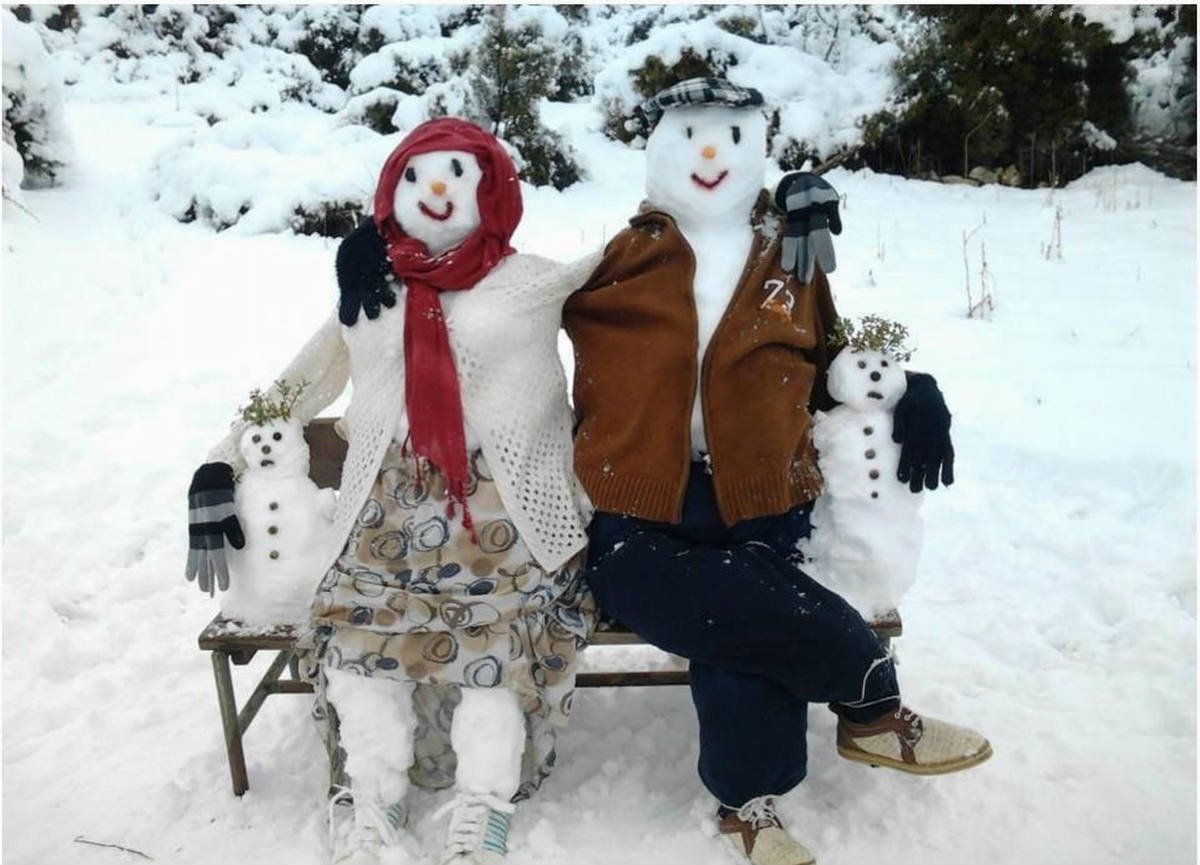 Снеговик на скамейке