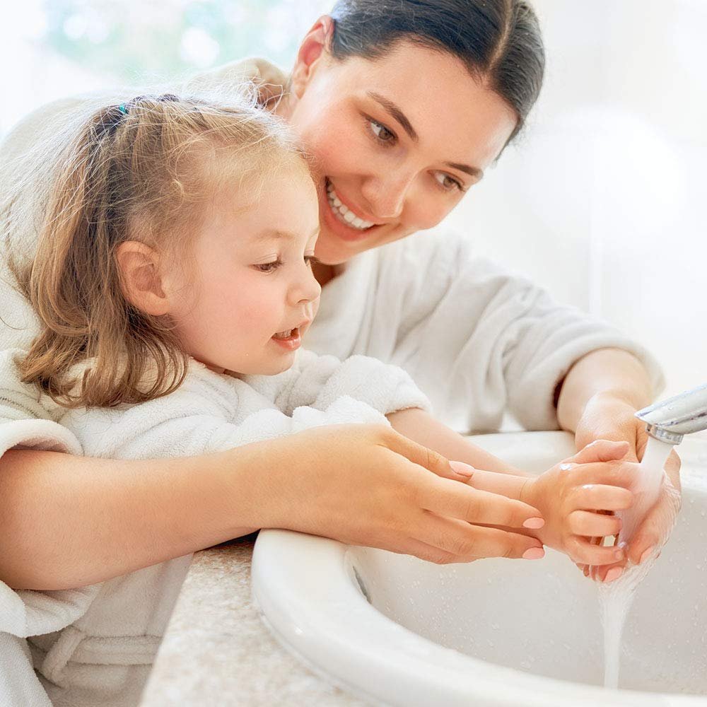 Мама умывает малыша