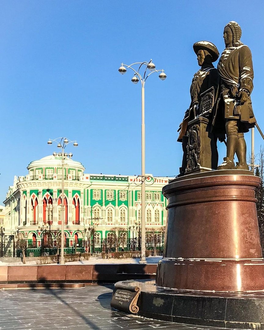 Памятник де Генину и Татищеву в Екатеринбурге