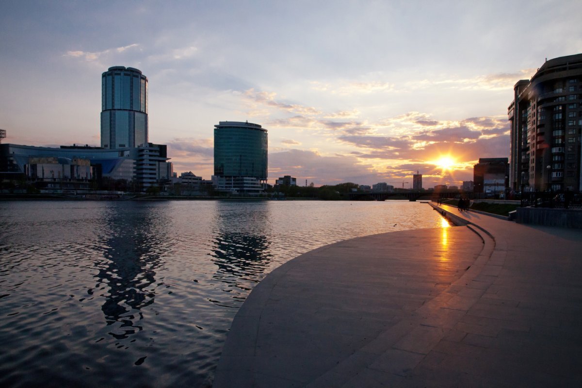 Плотинка Екатеринбург ночью