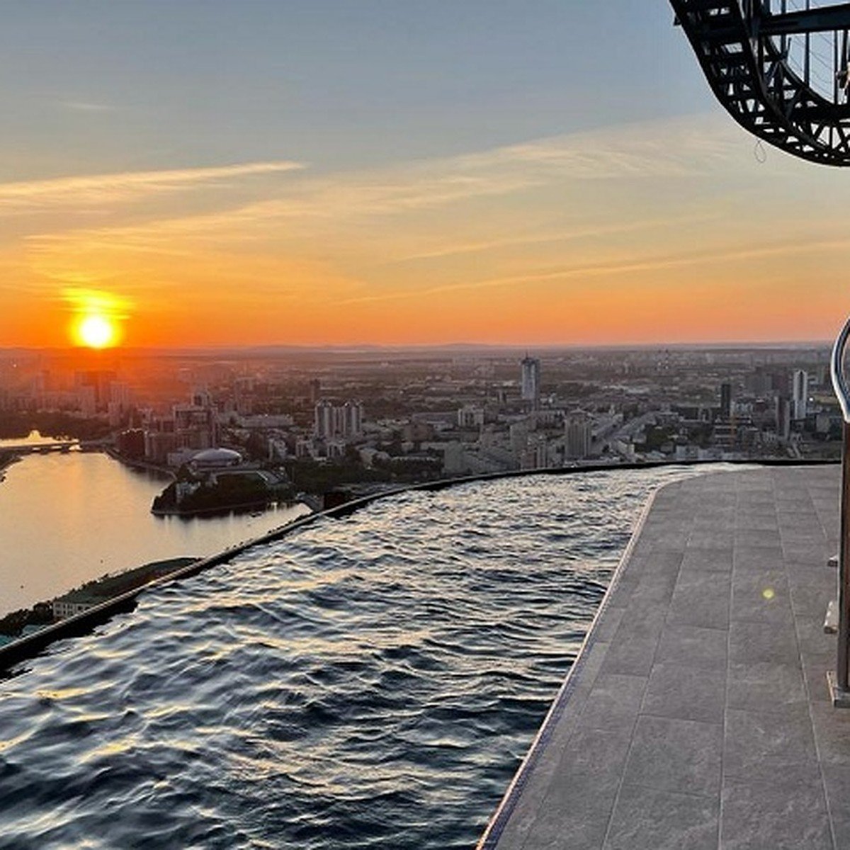 ЕКБ бассейн на крыше Высоцкого