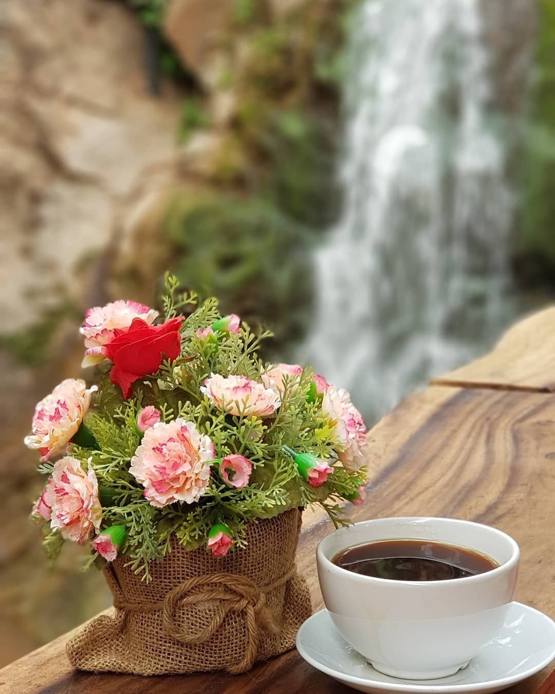 Доброе утро цветы и кофе