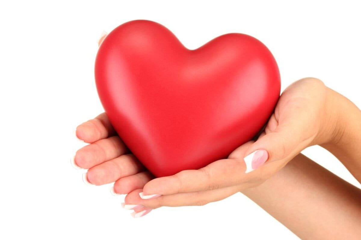 Ребенок с сердцем в руках