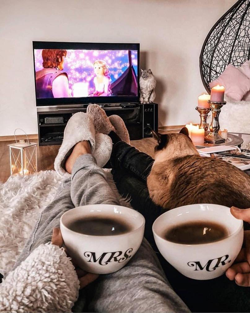 Котик в кроватке