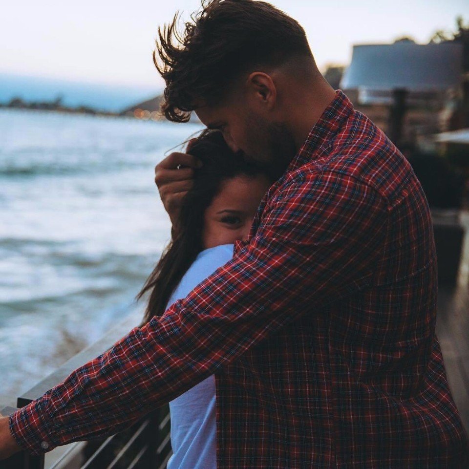 Парень и девушка обнимаются