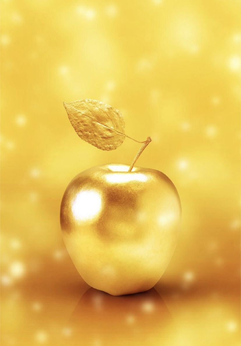 Золотое яблоко на прозрачном фоне