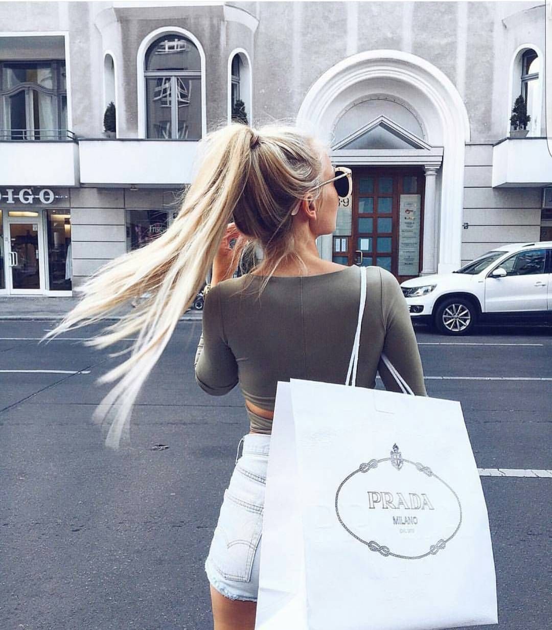 Стильная блондинка со спины