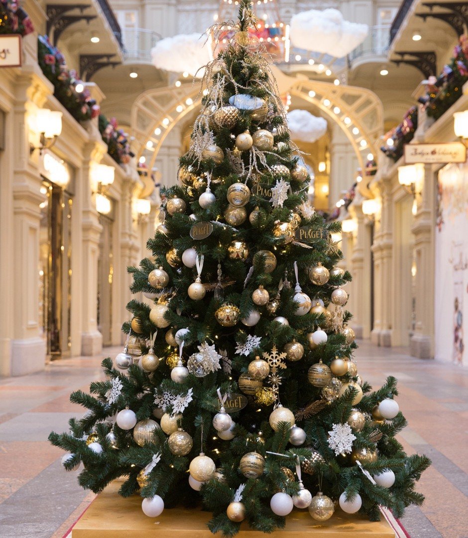 Наряженная елка в лесу