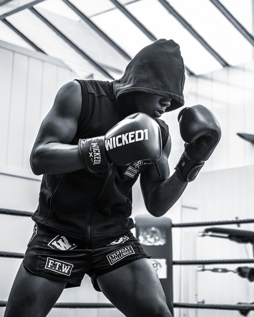 Боксер на черном фоне