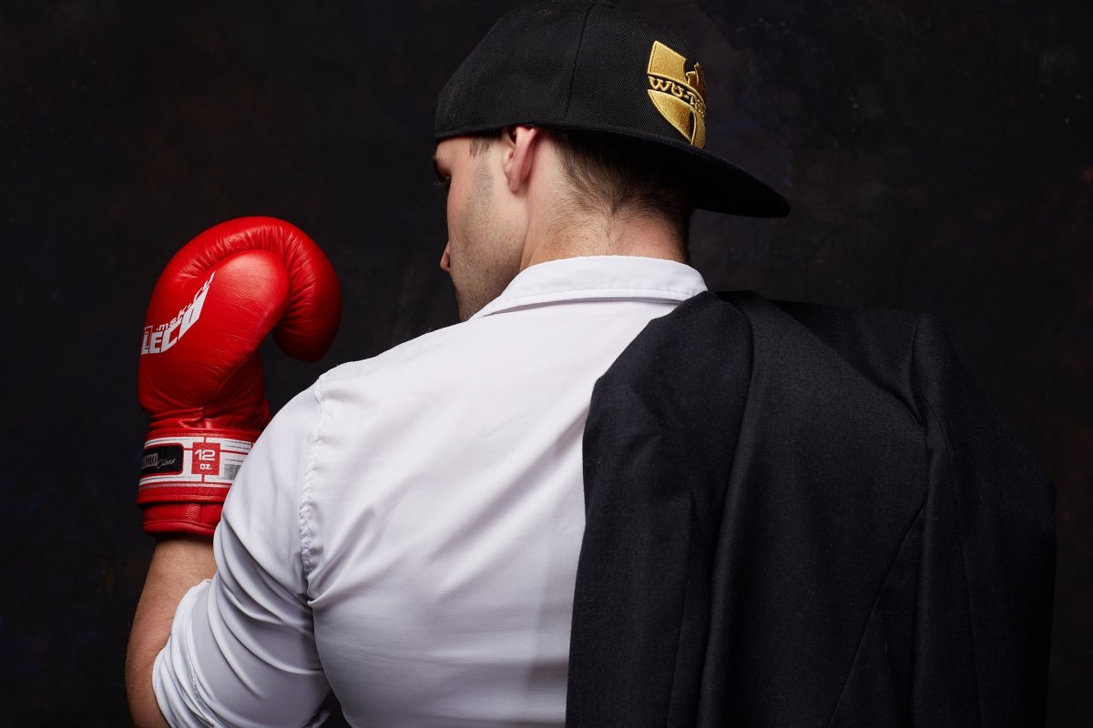 Боксерские перчатки в крови