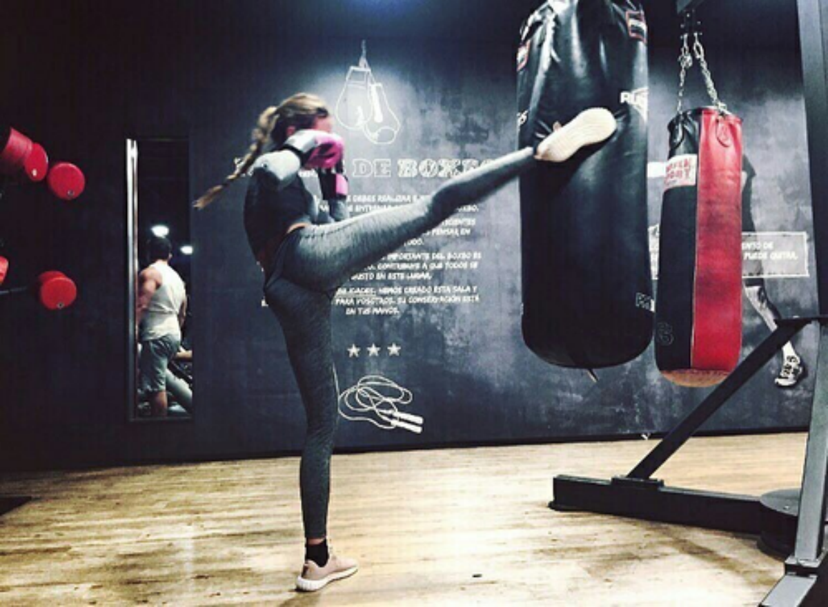 Девушка боксер со спины