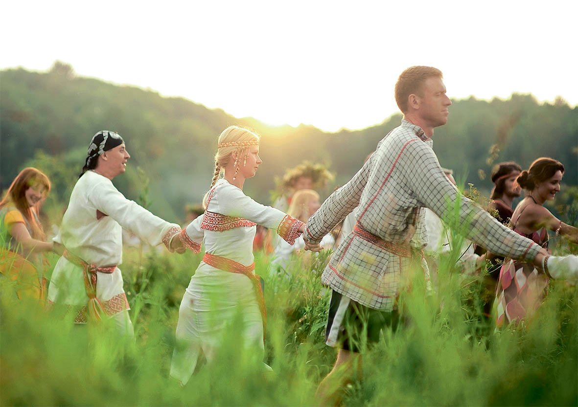 Славянская семья в поле