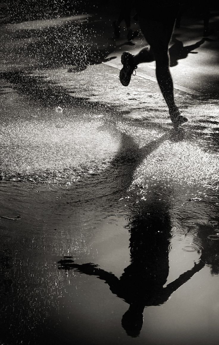 Бег мужчина и женщина в векторе