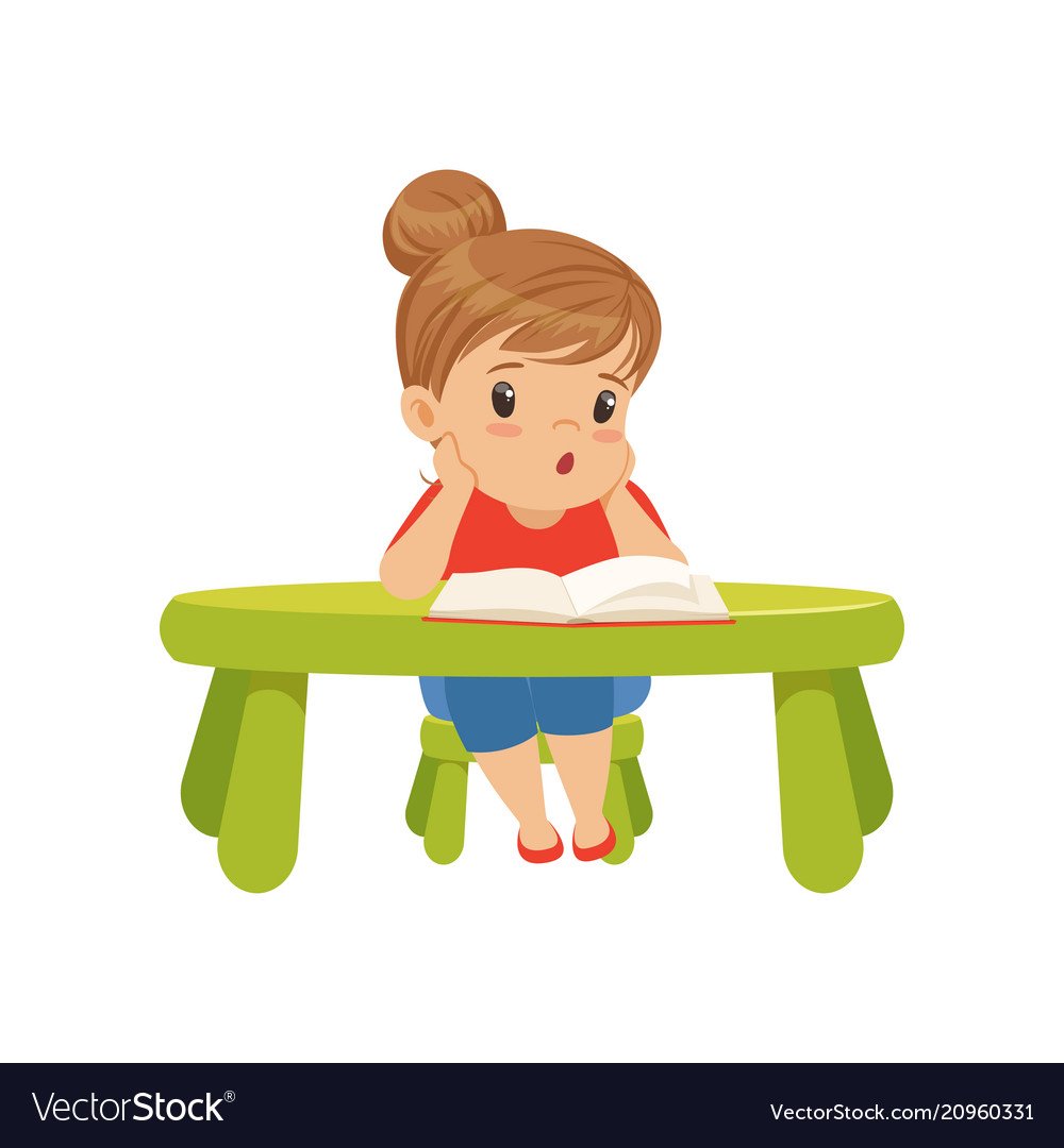 Девочка сидит под столом