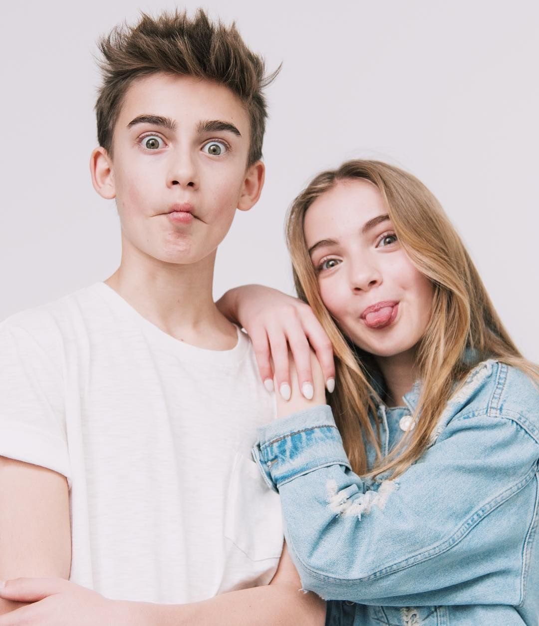 Маленькие мальчик и девочка