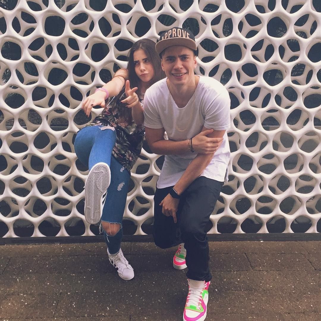 Брюнетка с двумя детьми