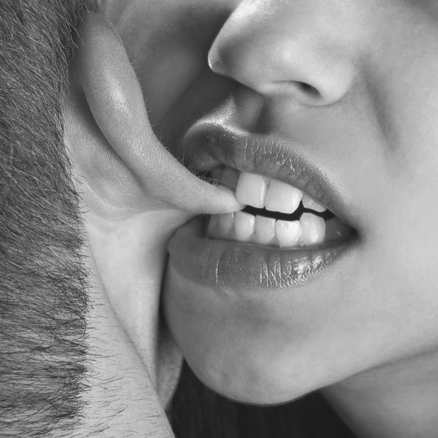 Женщина кусает мужчину