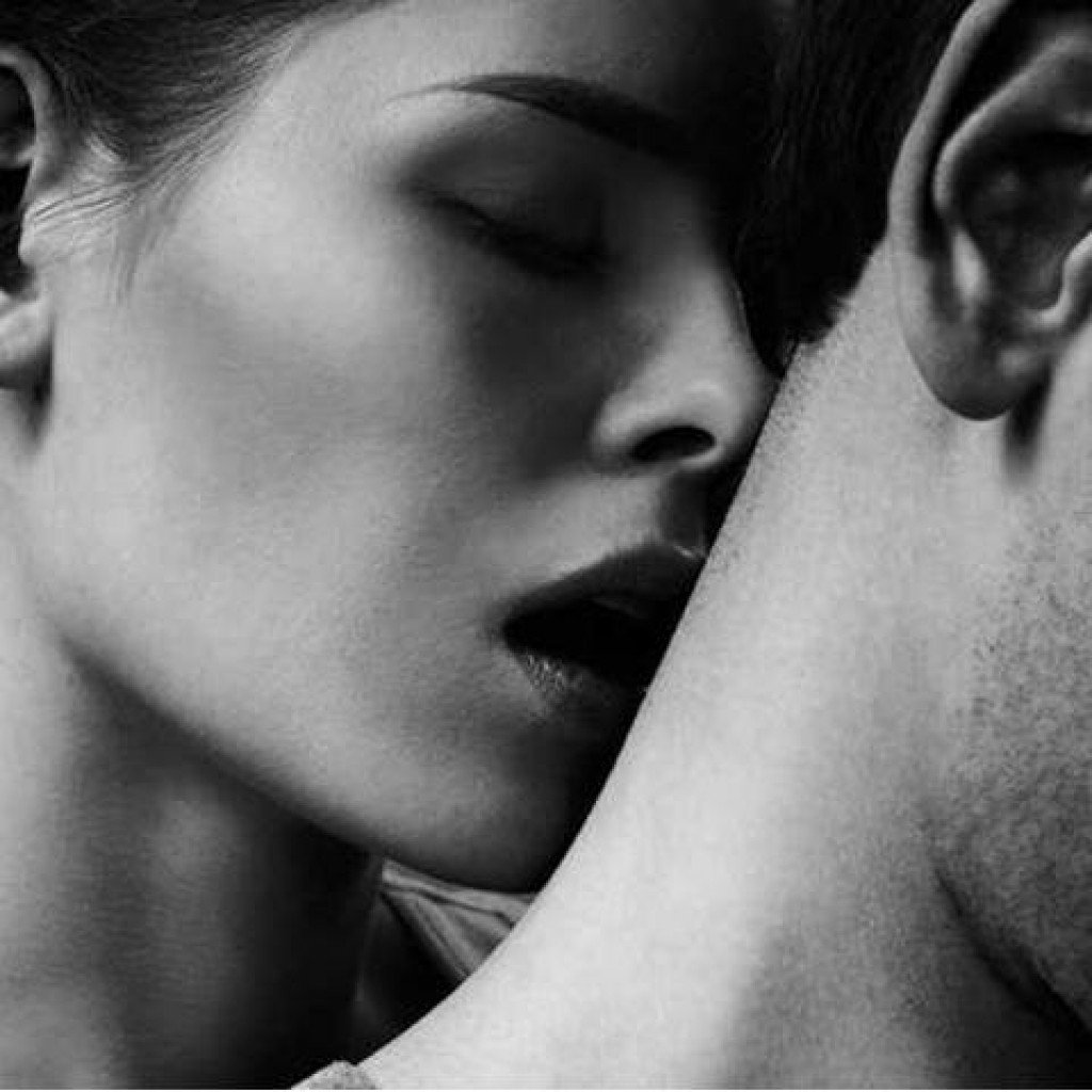 Красивый поцелуй в шею