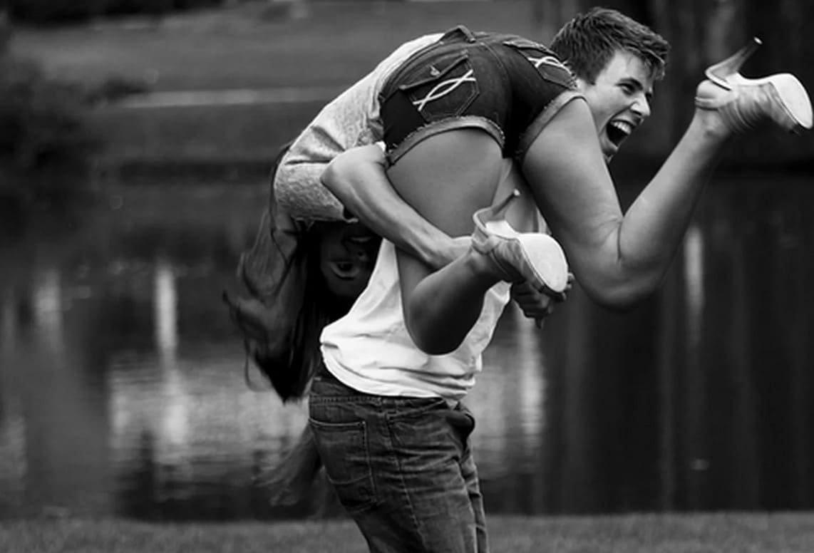 Женщина несет мужчину