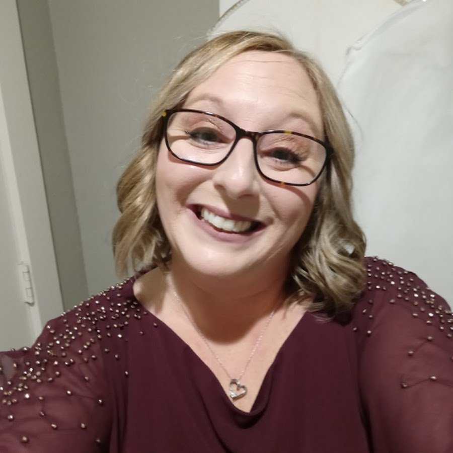 Силуэт девушки в цветах