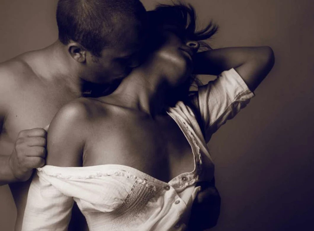 Поцелуй в шею сзади