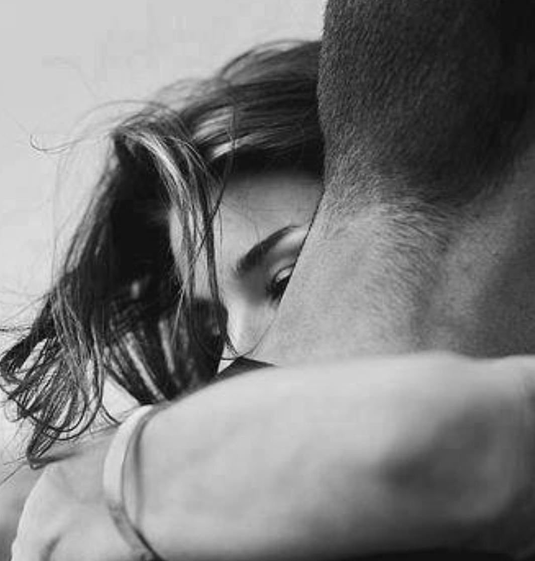 Женщина обнимает сзади