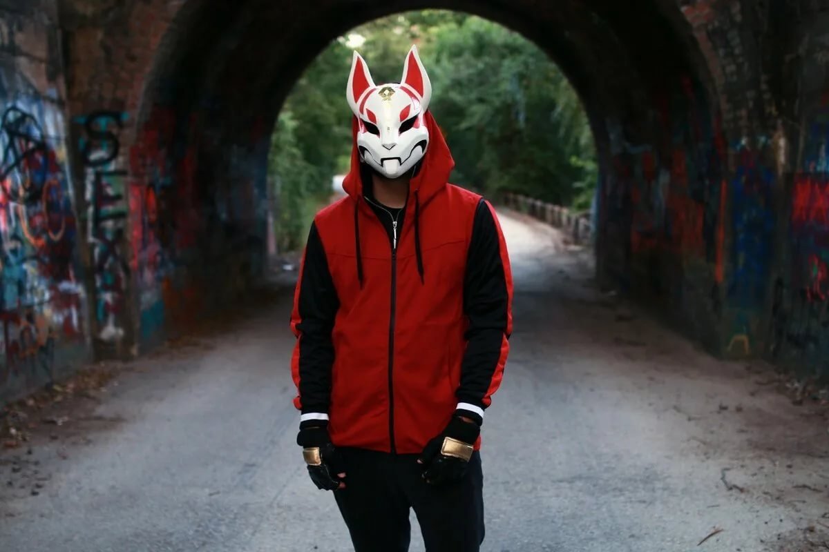 Пацан в маске