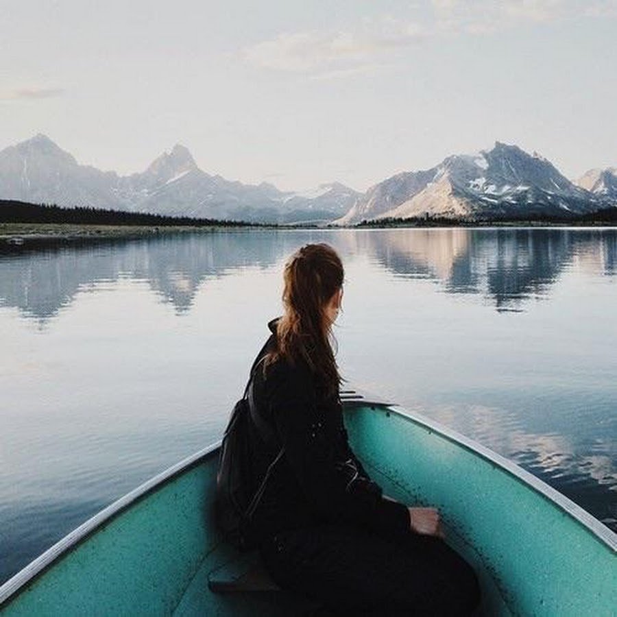 Девушка на лодке спиной