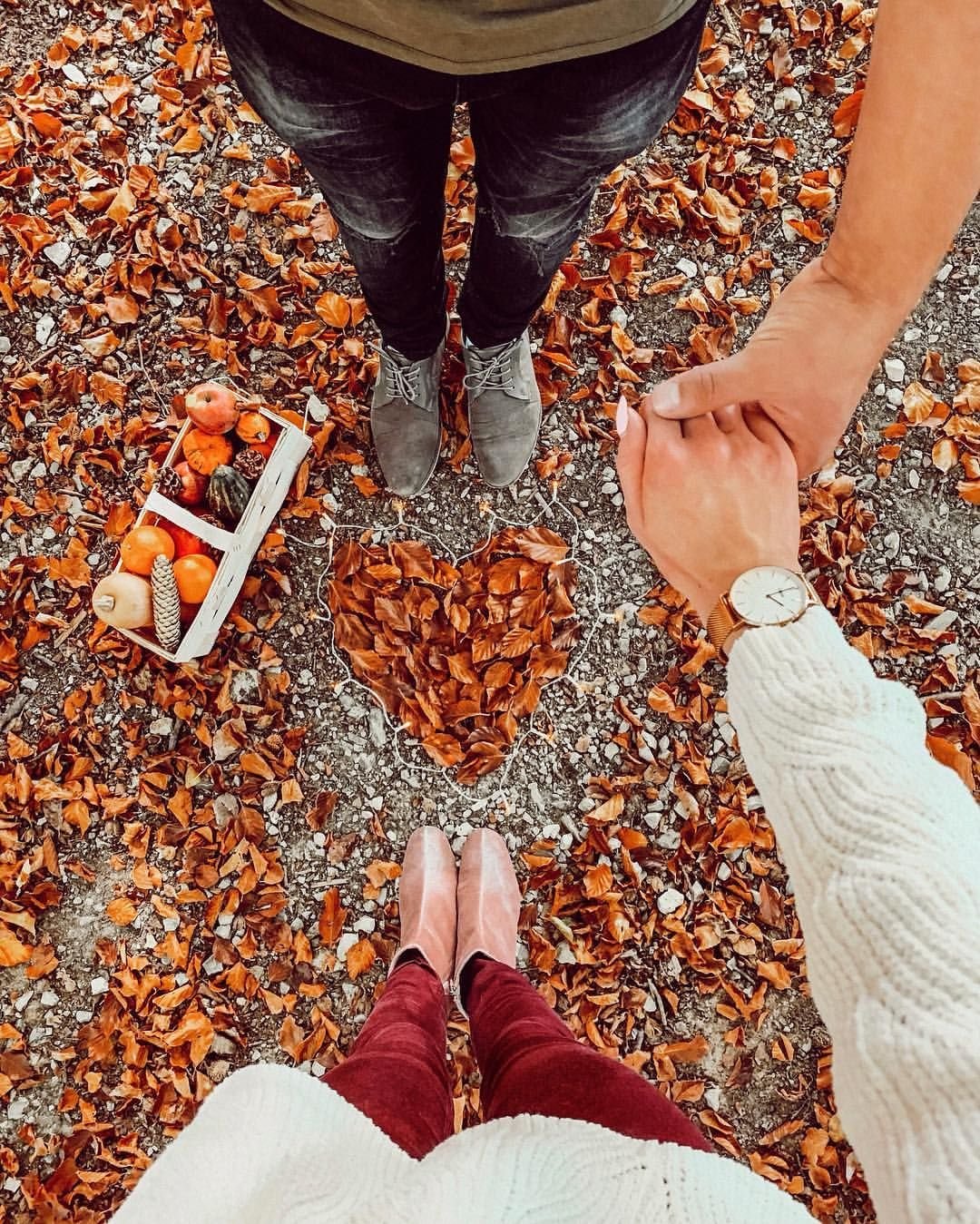 Пара осенью со спины