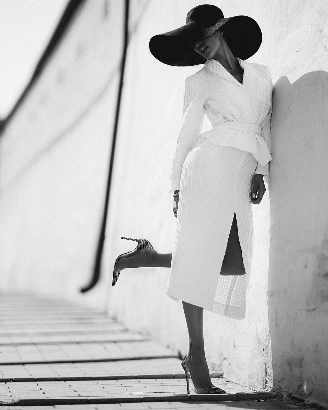 Элегантная девушка в шляпе