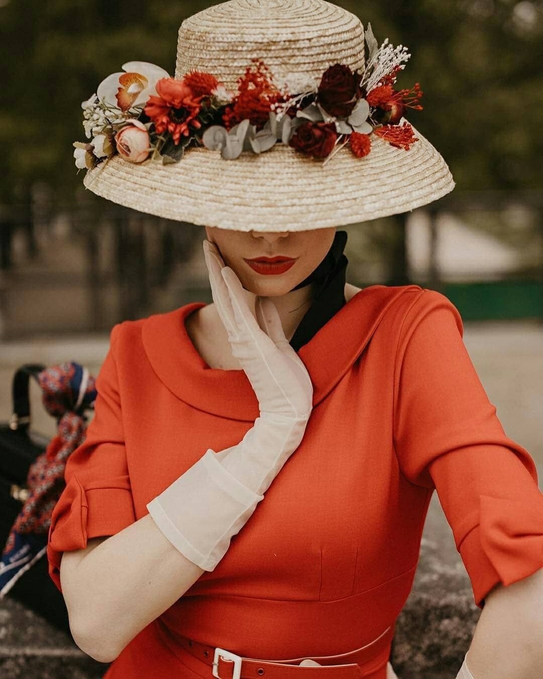 Стильная девушка с ноутбуком