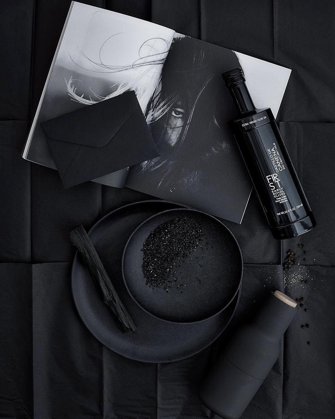 Классные черные обои на телефон