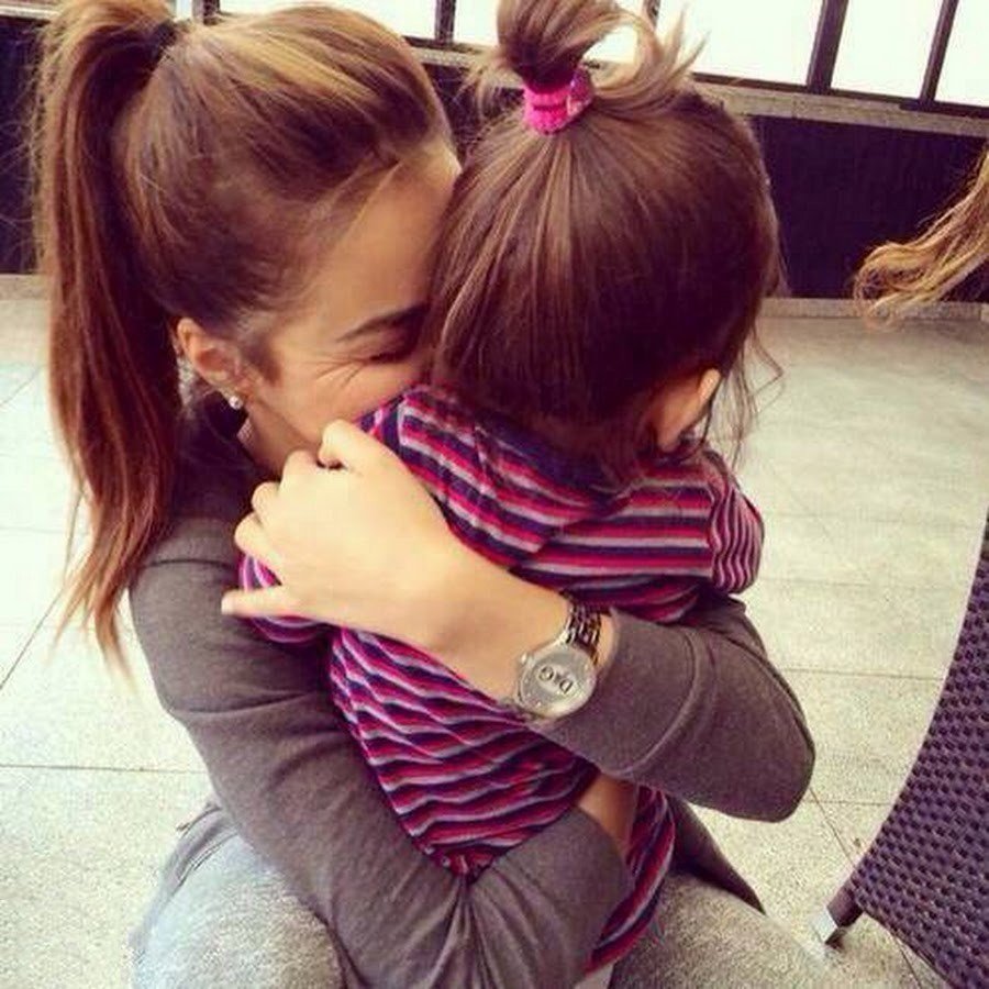 Девушка с ребёнком без лица