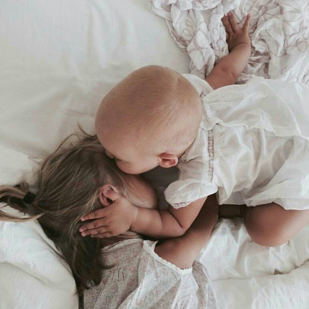 Старшая сестра и малыш